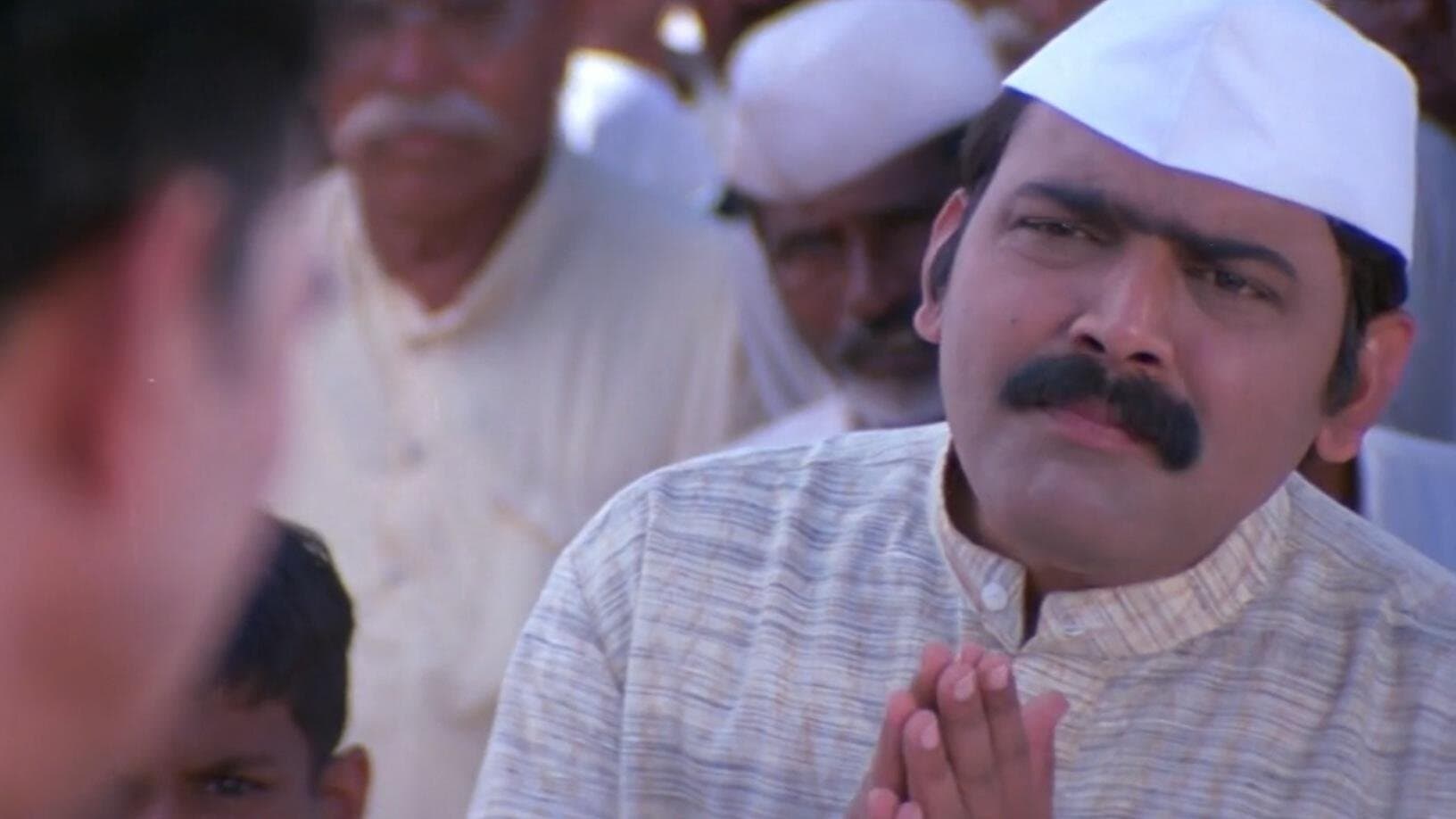 गल्लीत गोंधळ,  दिल्लीत मुजरा
